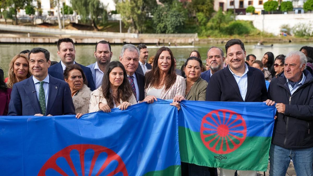 Vídeo | Juanma Moreno celebra el Día del Pueblo Gitano a las puertas del 17M