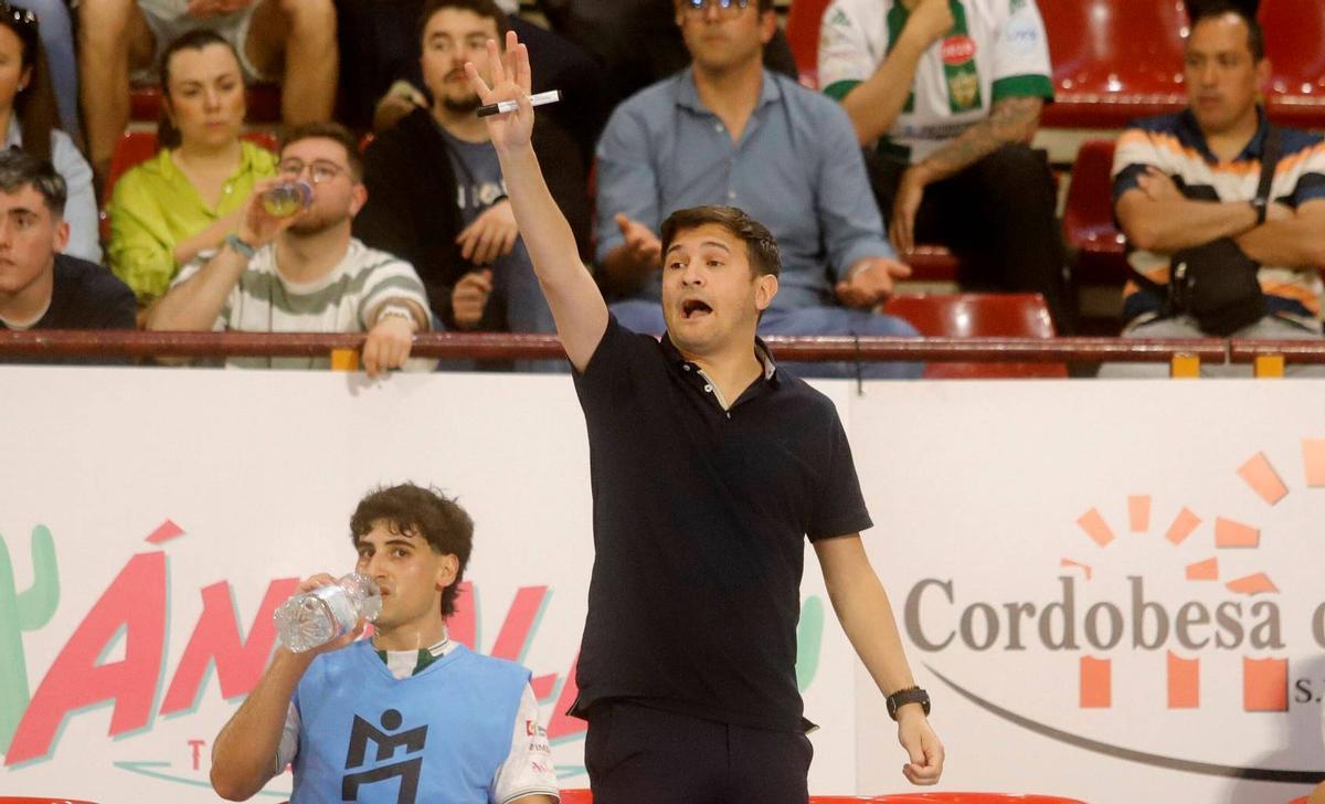 Emanuel Santoro da instrucciones en un encuentro.