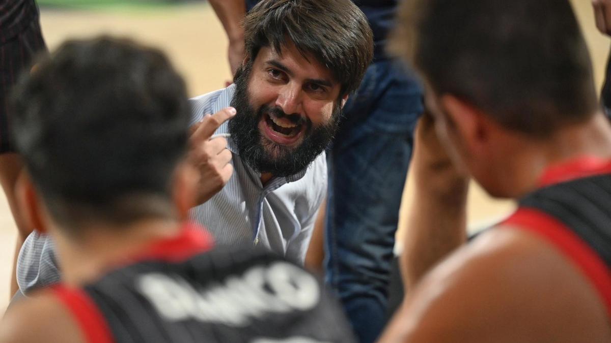 Tienza da instrucciones a sus jugadores en un tiempo muerto.