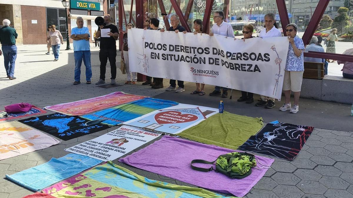 Participantes en el acto, celebrado en la Praza do Emigrante.