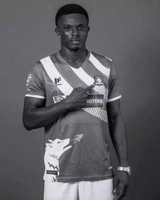 Muere el futbolista ghanés Dominic Frimpong durante un asalto al autobús de su equipo