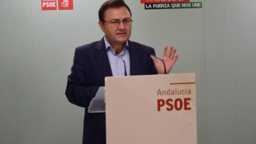 El secretario general del PSOE de Málaga, Miguel  Ángel Heredia, en rueda de prensa.