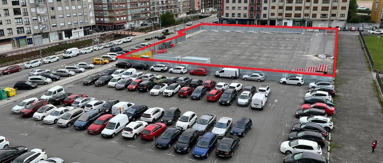 El aparcamiento de Fexdega, en Vilagarcía. Marcada en rojo, la parcela en la que se construirá el tanque de tormentas.