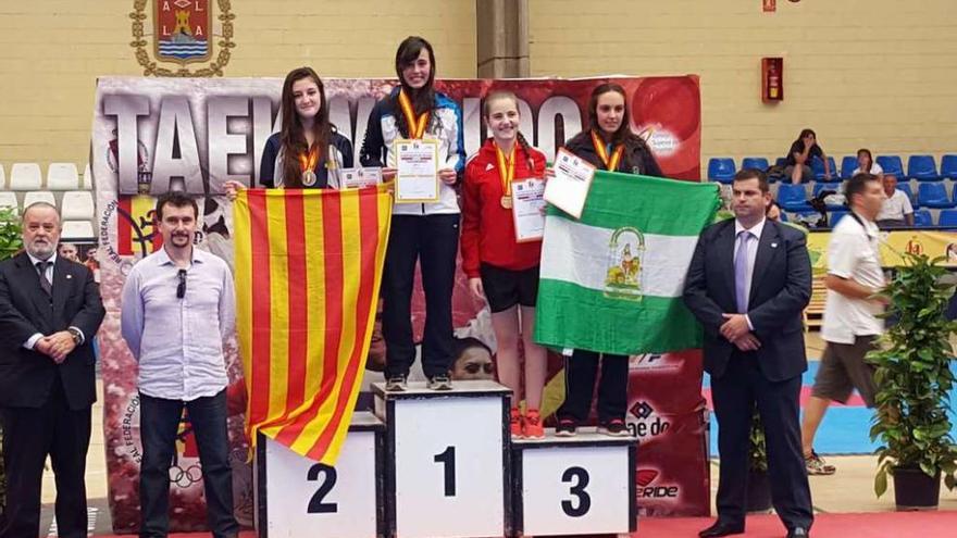 Myriam García, en lo más alto del podio tras haberse impuesto en el Campeonato de España.