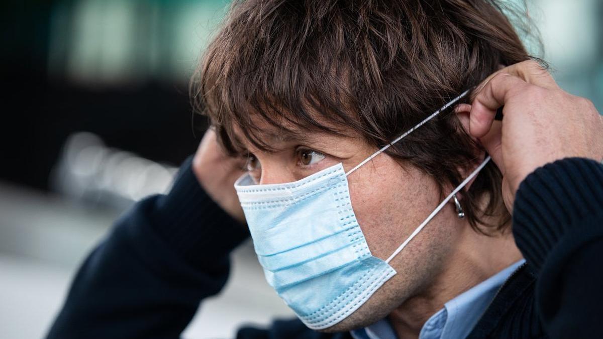 Imagen de archivo. Un hombre se coloca una mascarilla en Vitoria-Gasteiz, el 14 de abril del 2020.