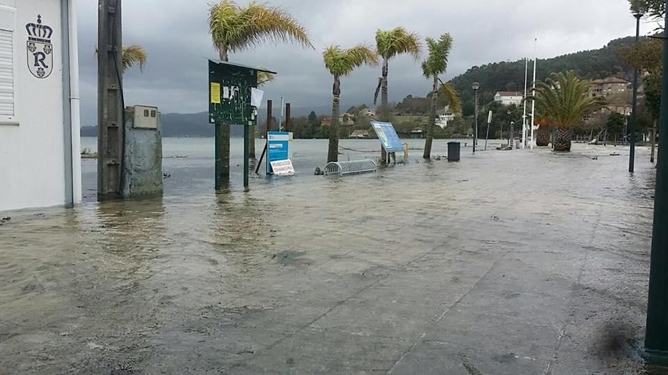 El mar se traga la playa de Cesantes