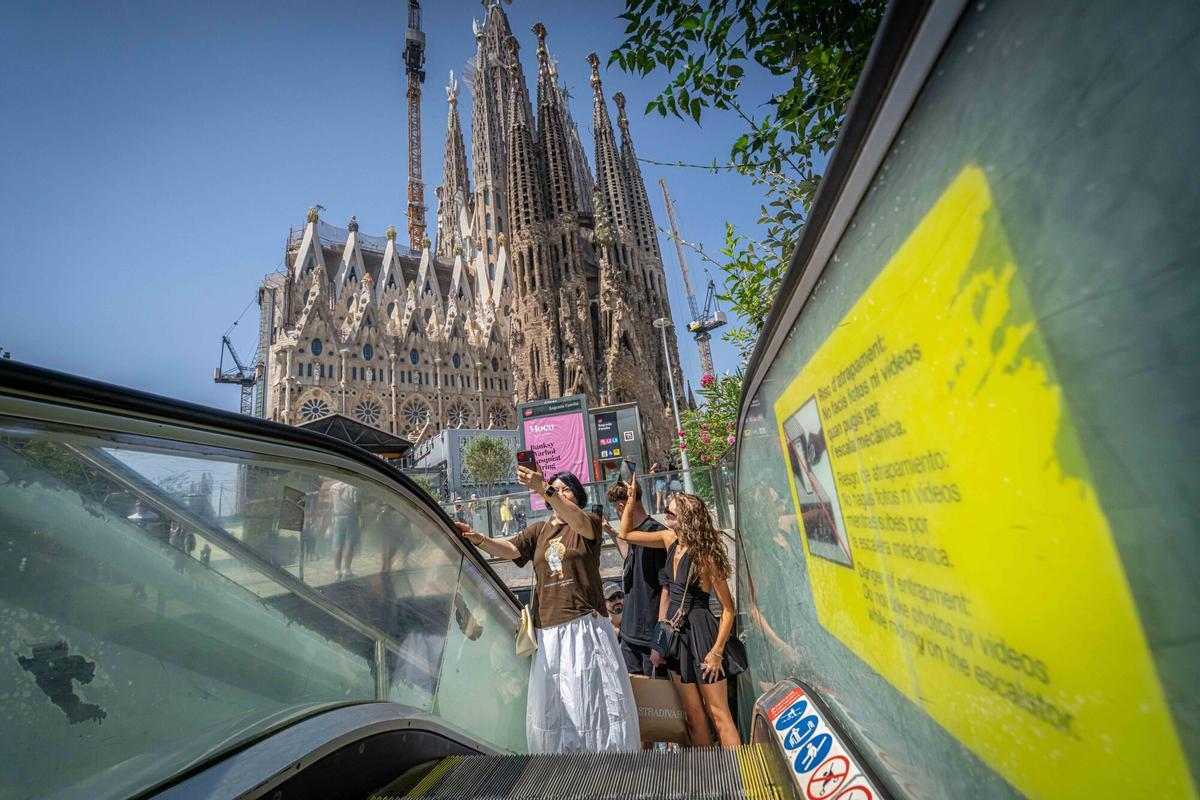 La escalera mecánica de la Sagrada Família es un incesante desfile de posados temerarios y 'selfies' prohibidas La escalera mecánica de la Sagrada Família es un incesante desfile de posados temerarios y 'selfies' prohibidas