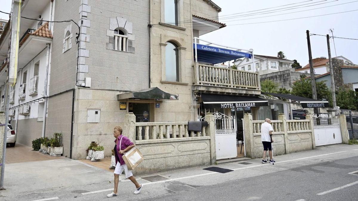 El hotel Baixamar está situado en el principal acceso a la playa de Areas, en la entrada de Sanxenxo.