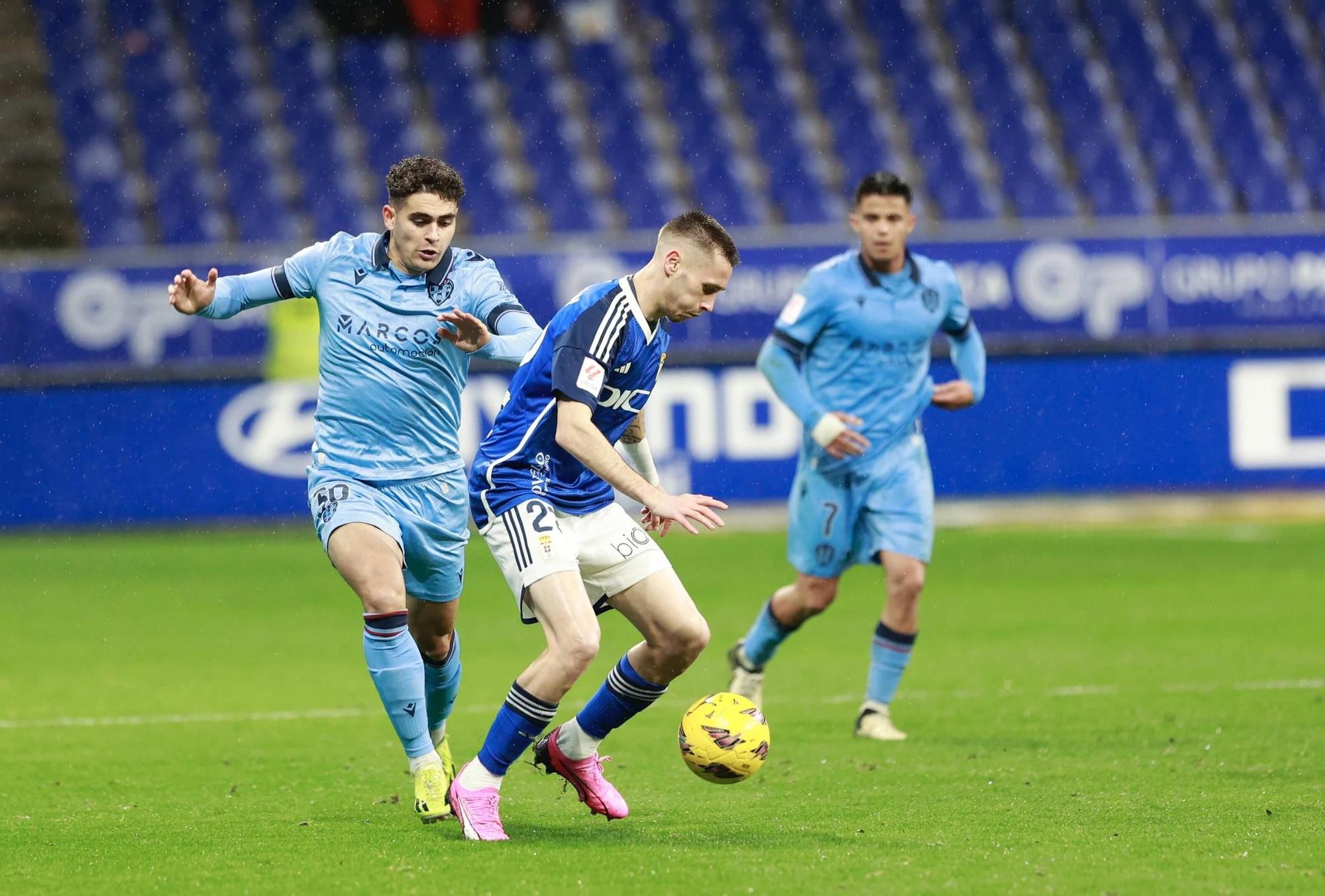 EN IMÁGENES: Ambiente y partido de un Real Oviedo-Levante pasado por agua