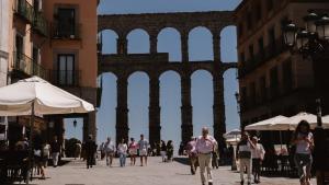 Vecinos y turistas pasean por las inmediaciones del acueducto de Segovia.