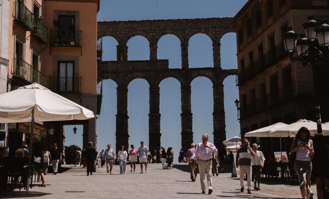 Vecinos y turistas pasean por las inmediaciones del acueducto de Segovia.