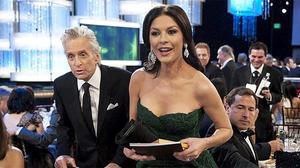 Michael Douglas i la seva dona, Catherine Zeta Jones, a l’arribaar a la gala de la seixanta-vuitena edició dels Globus d’Or.