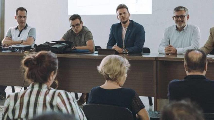 Responsables municipales y de asociaciones empresariales, durante la reunión.