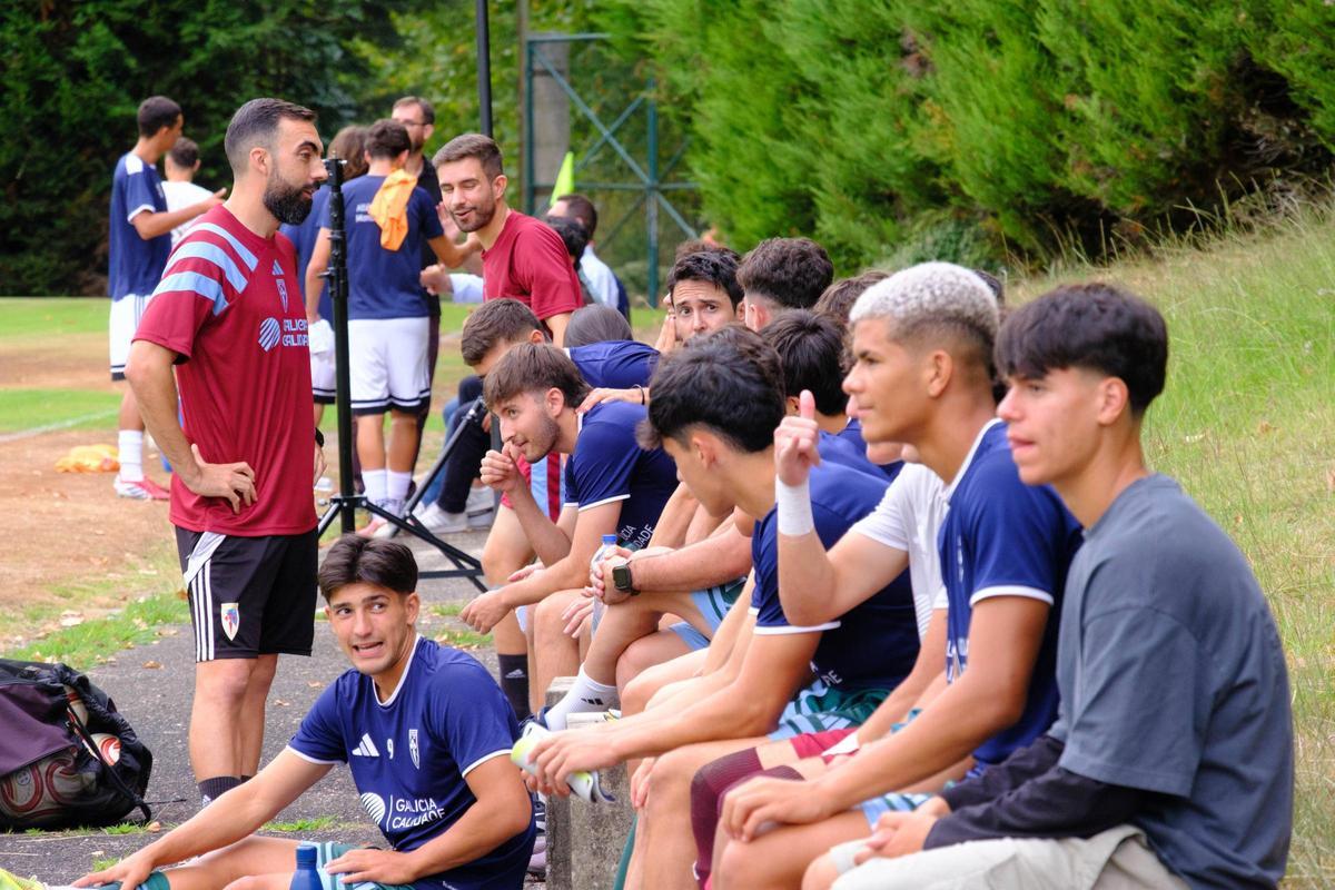 El partido entre la SD Compostela y el Atlético Montañeros, en imágenes