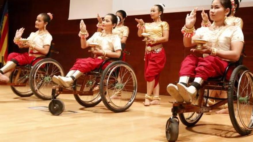 Niños mutilados camboyanos bailan contra el hambre