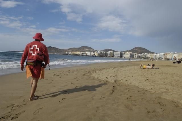 Equipo de Cruz Roja de la playa de Las Canteras