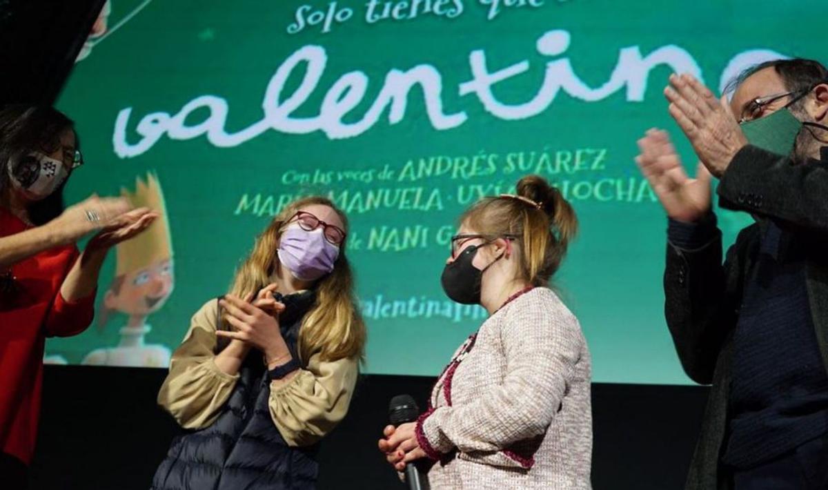 Las dos adolescentes gallegas, emocionadas, en el preestreno de la cinta de Chelo Loureiro.  | // CEDIDA