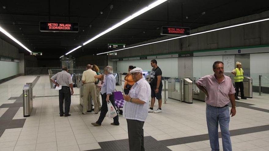 Varios de los visitantes del metro.