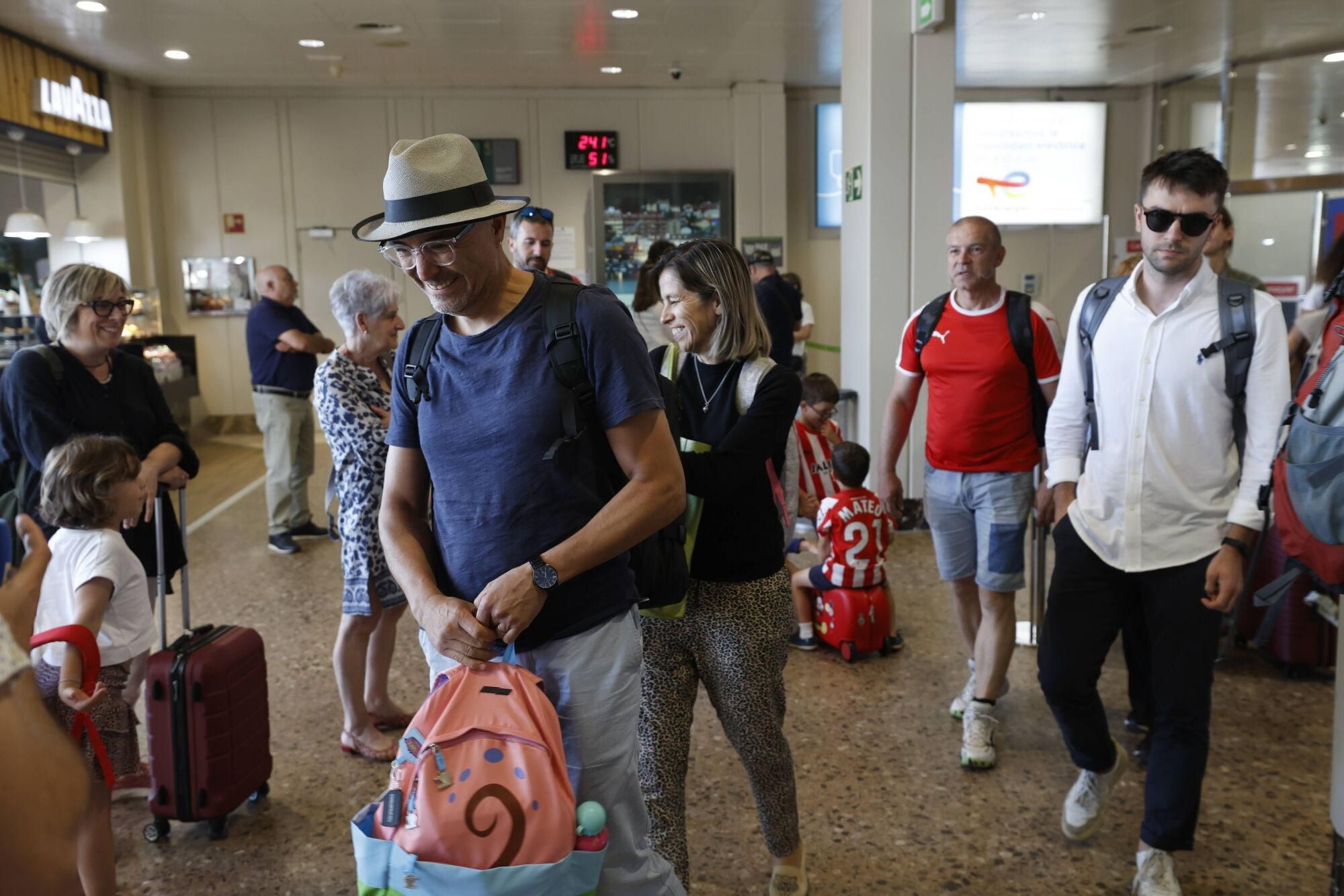 EN IMÁGENES: Llegada a Asturias del avión del Volotea que succionó a un hombre en el aeropuerto de Milán Bérgamo