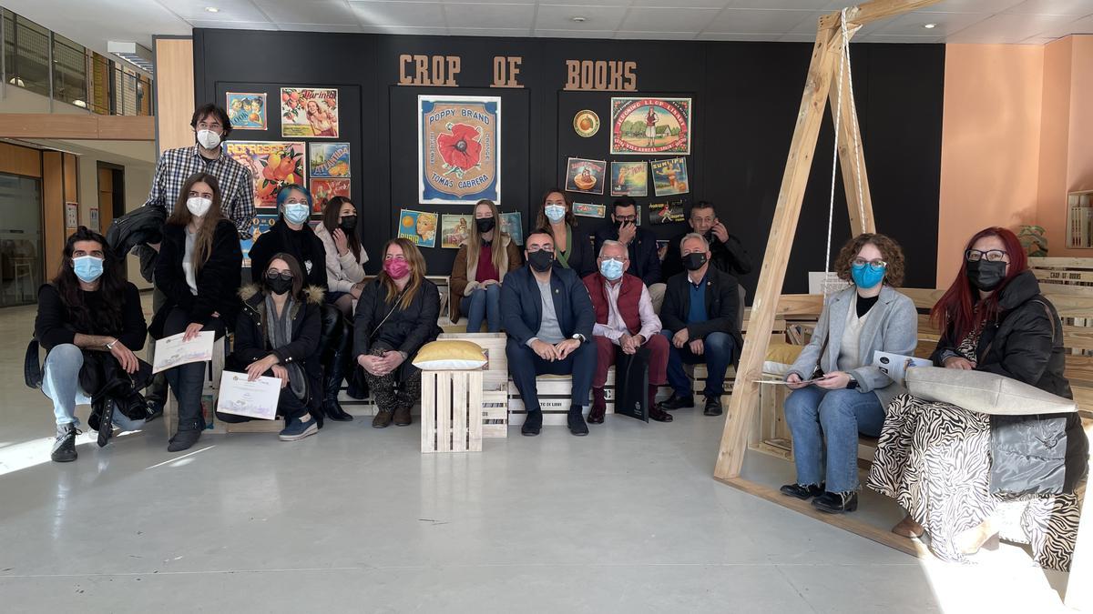 Foto de familia de representantes municipales, de las EASD de València y Castelló y otros participantes en el proceso.