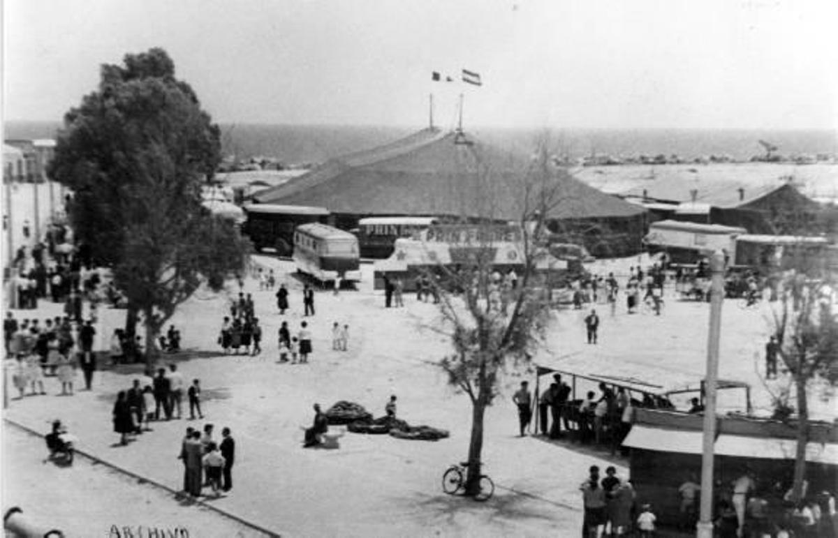 El «Circo Prim Freres», en el recinto portuario de Torrevieja, el 24 de mayo de 1959.