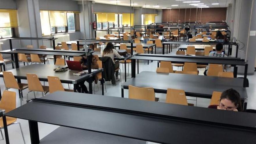 Estudiante de la Biblioteca de Pontevedra: "Aquí se pasan notitas con el perfil de Instagram"