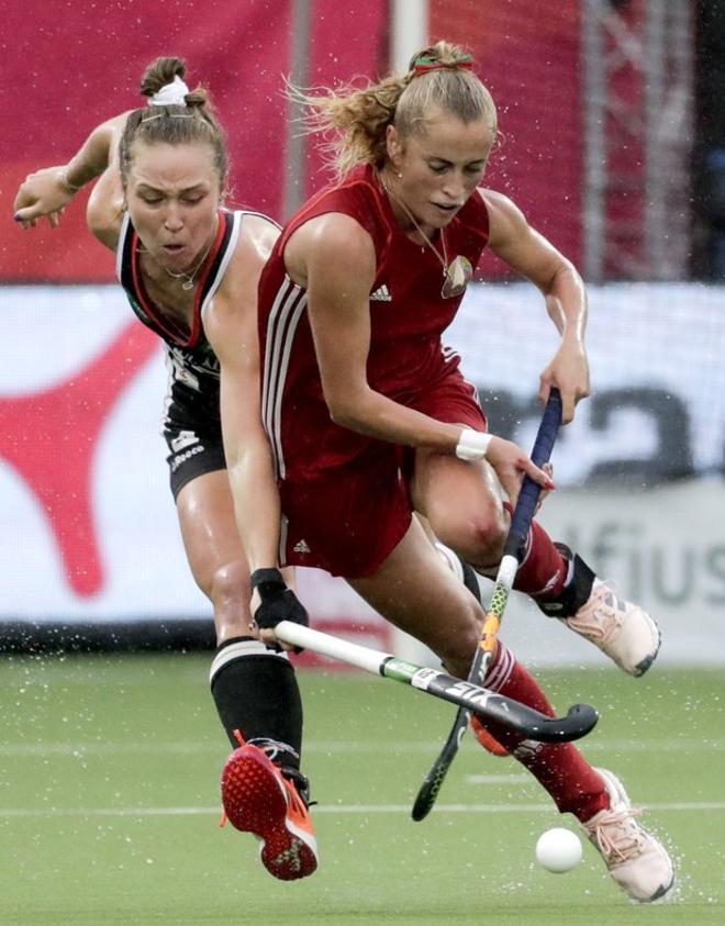 Nike Lorenz de Alemania lucha por la bola con Nastassia Syrayezhka (D) de Bielorusia durante el partido del EuroHockey 2019 Femenino entre Alemania y Bielorusia en Amberes, Bélgica.