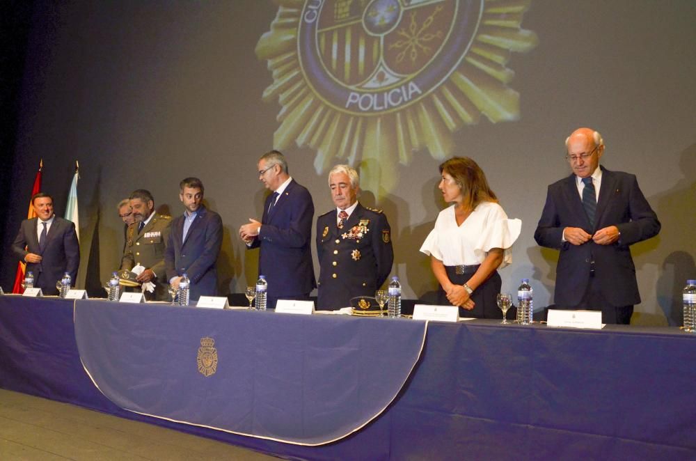 El acto institucional, en el Teatro Colón, ha sido presidido por el Delegado del Gobierno en Galicia.