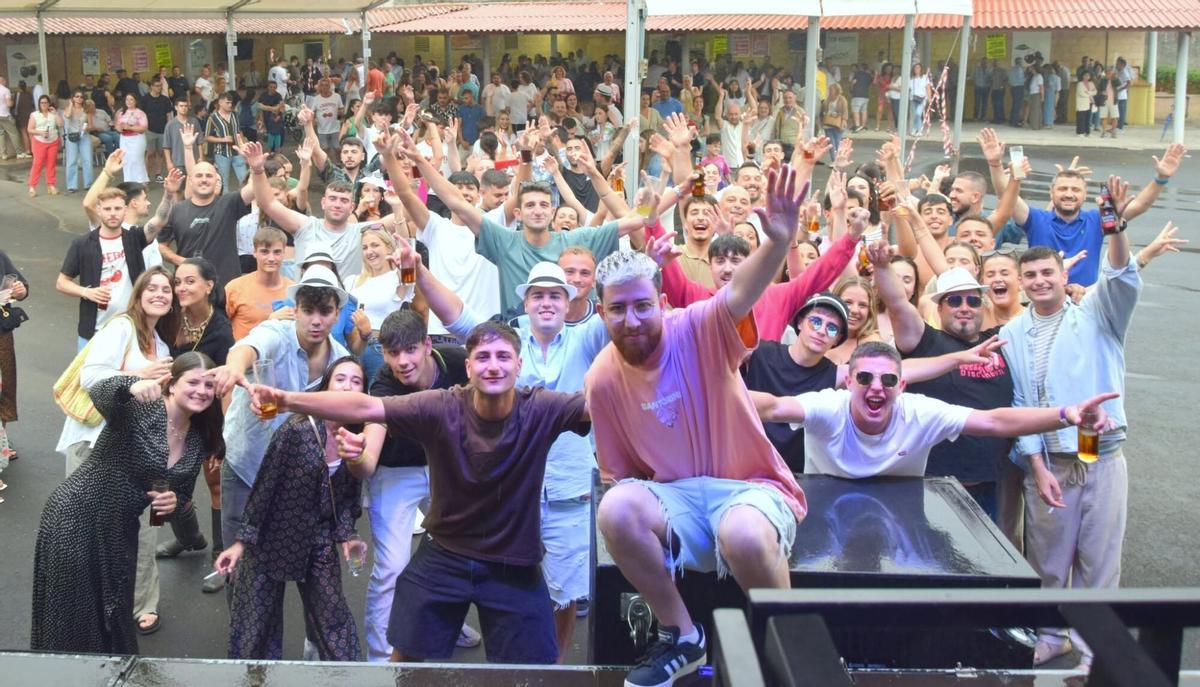 Jóvenes divirtiéndose en la Romaría das Cereixas de Vilacoba.