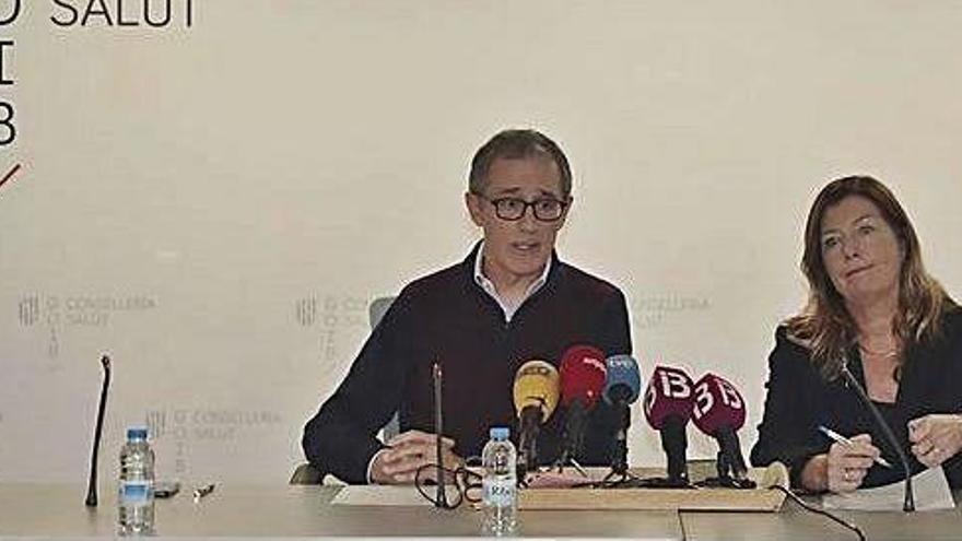 Javier Arranz, jefe del Comité de Enfermedades Infecciosas de Balears, y la consellera Gómez, en la rueda de prensa de ayer.