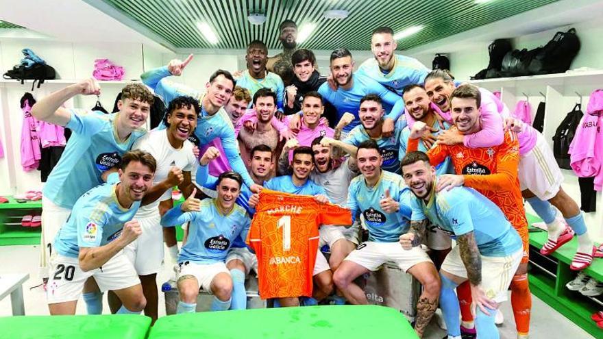 Los jugadores dedican la victoria a Marchesín, en el vestuario del Villamarín. // @UNAINUNEZ30
