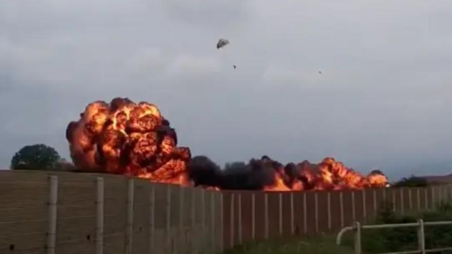 Muere una niña de 5 años al estrellarse un avión durante una exhibición aérea