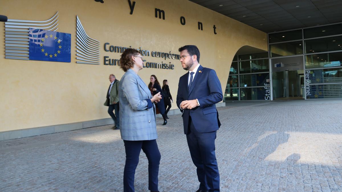 El president Pere Aragonès i la consellera d'Acció Exterior davant de la seu de la Comissió Europea