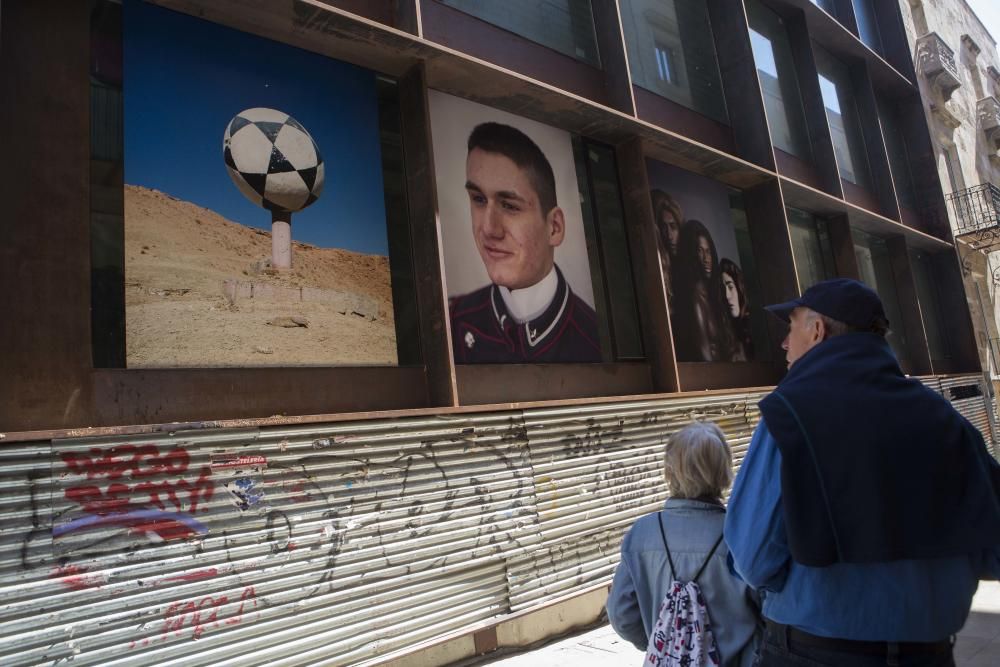 PhotoAlicante bate su récord de intervenciones urbanas y saca a la calle los proyectos de 14 artistas entre Alicante y Sant Joan.