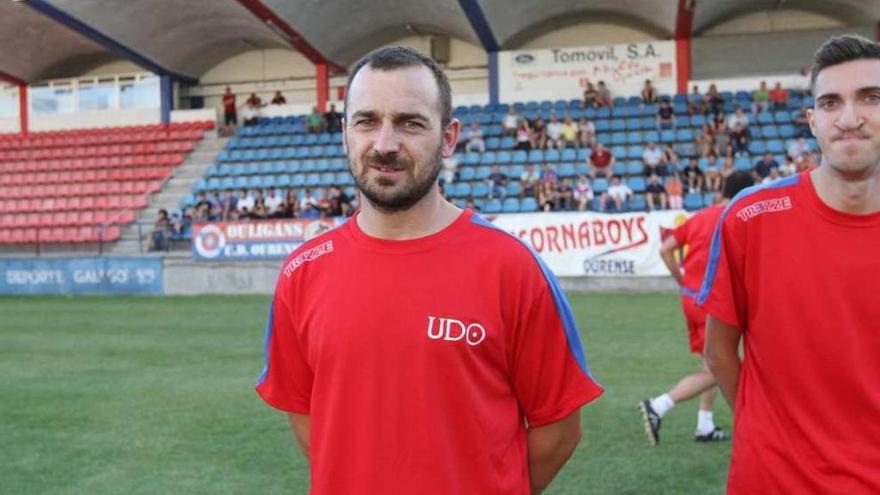 Tito Currás, el día de la presentación, con la camiseta de la UD Ourense.// Iñaki Osorio