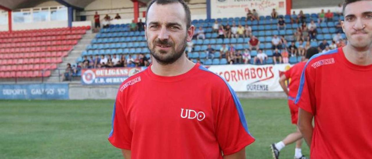Tito Currás, el día de la presentación, con la camiseta de la UD Ourense.// Iñaki Osorio