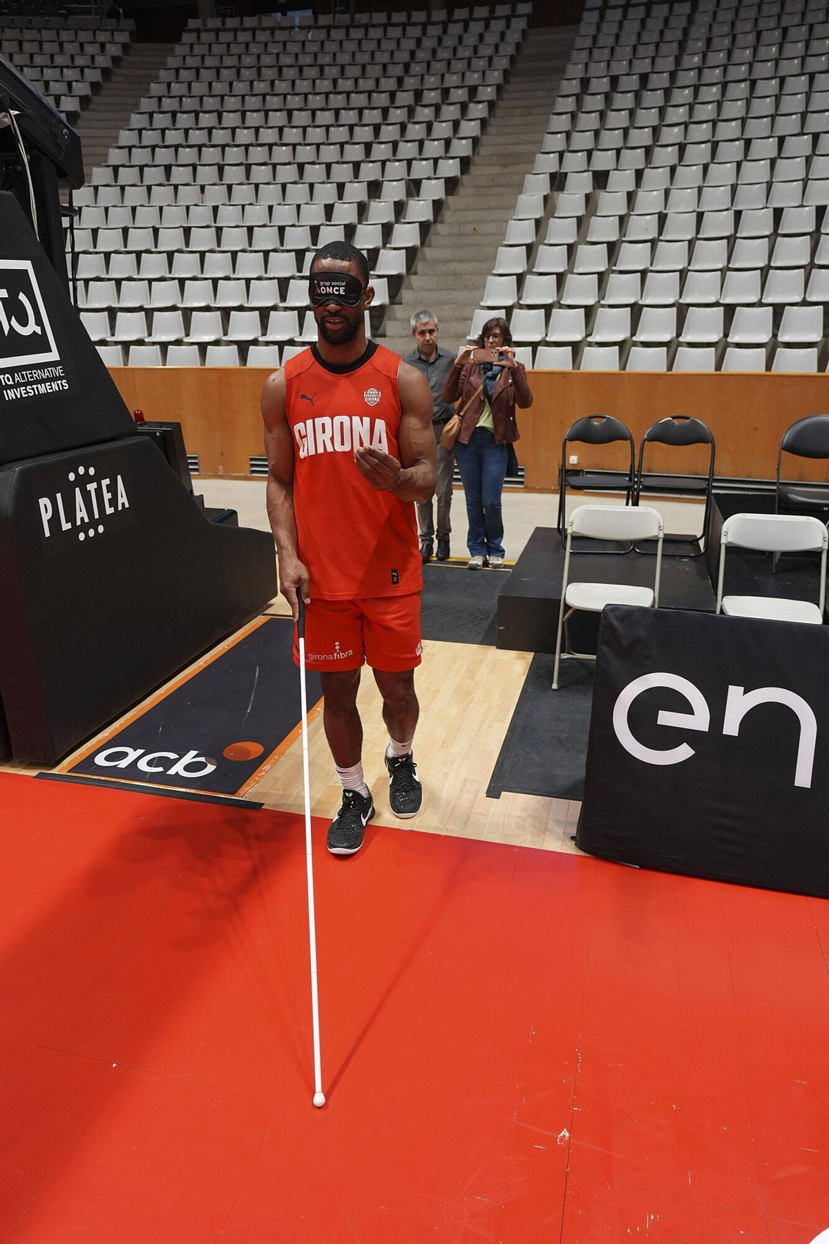 Els jugadors del Bàsquet Girona posant-se a la pell d'una persona cega