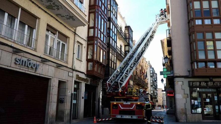 Desprendimientos en un edificio anejo a la Plaza Mayor