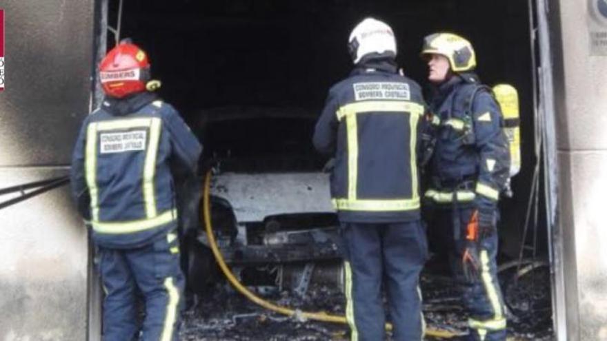 Dos mujeres, desalojadas en la Pobla Tornesa por un incendio en su garaje