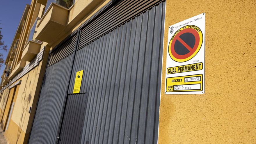 ¿Qué pasa si aparco delante de un garaje que no tiene señal de vado? Esto es lo que dice la ley