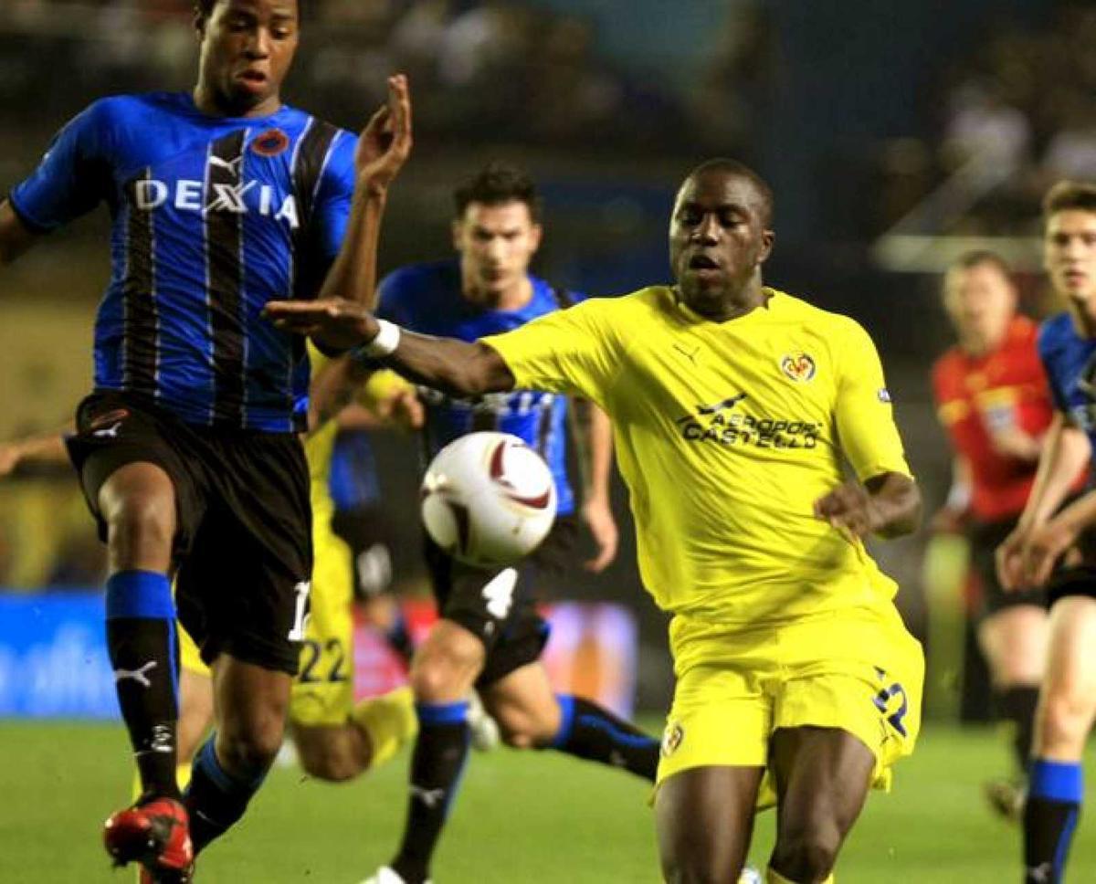 Jozy Altidore y Donk durante el Villarreal - Brujas de 2010, la única visita de un equipo belga al Estadio de la Cerámica