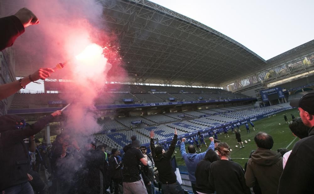 Los oviedistas apoyana a su equipo antes del derbi