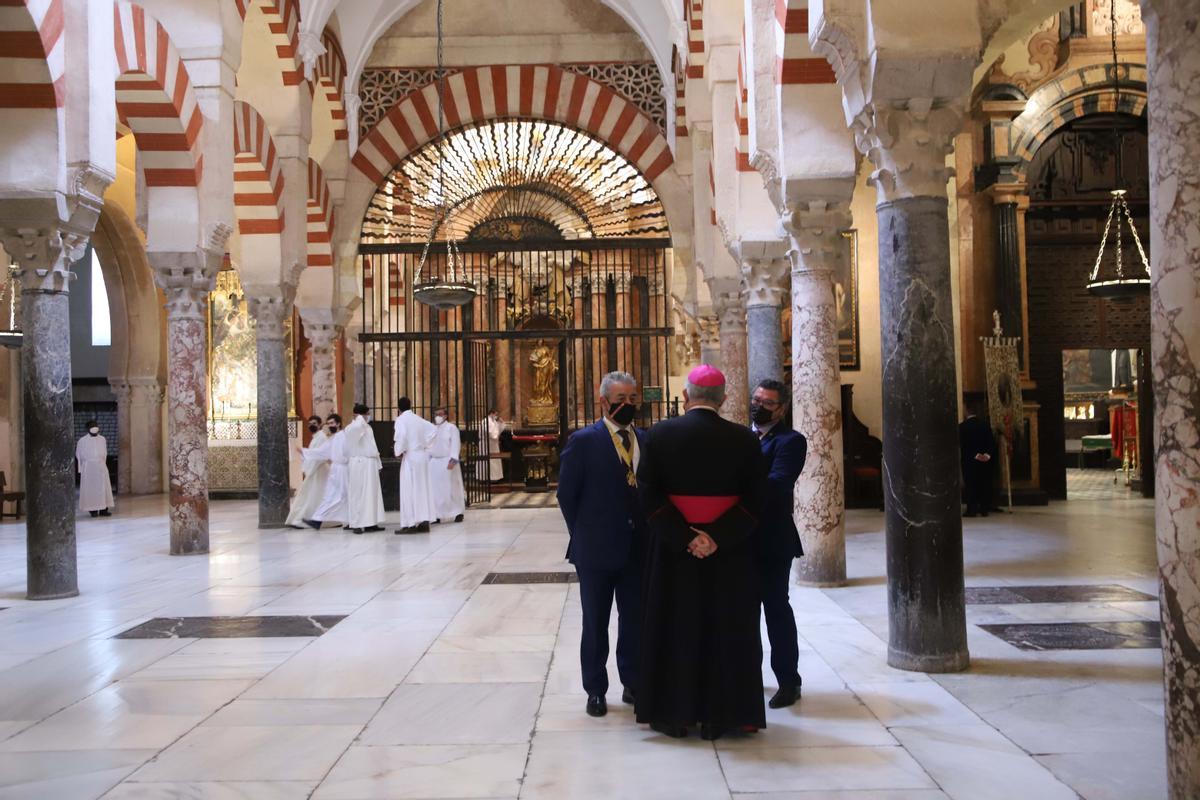 El Simpecado del Rocío en la Catedral El Simpecado del Rocío en la Catedral