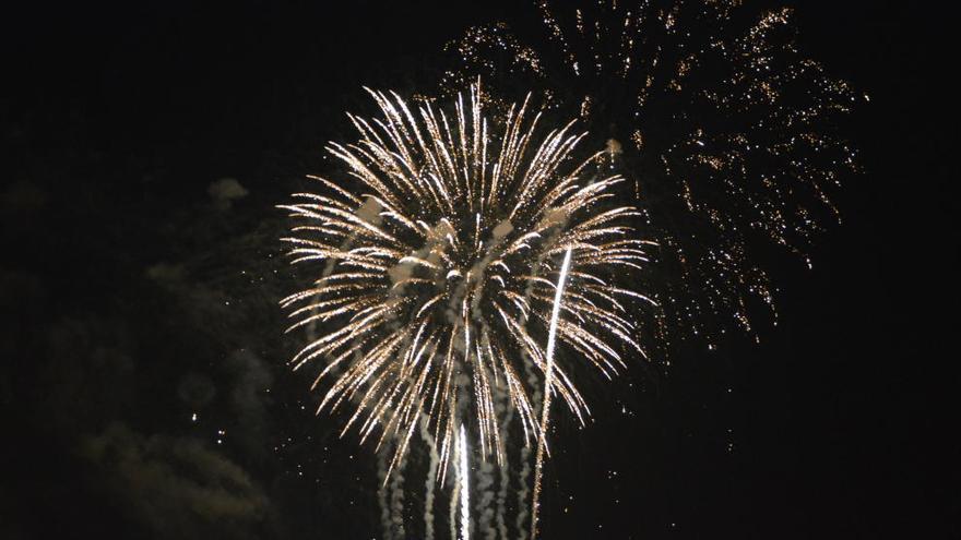 Els focs clouen les Fires des del Castell.