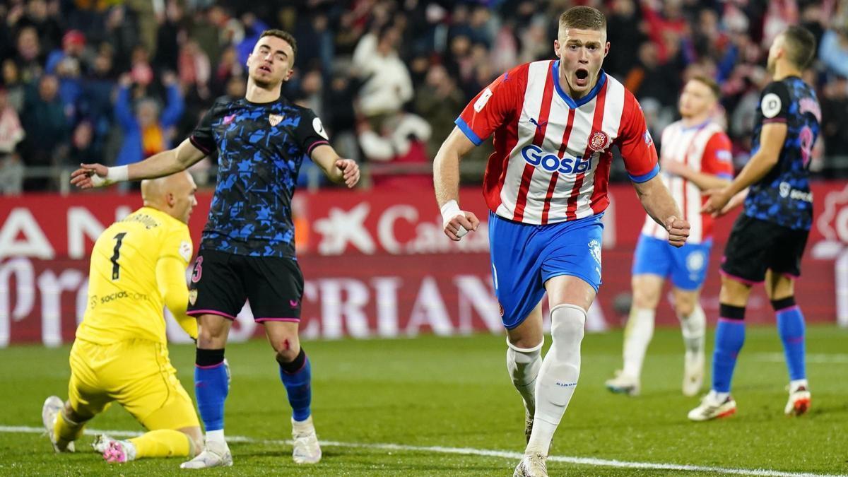 Dovbyk marca uno de sus tres goles al Sevilla en Montilivi.