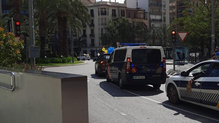 Caravana de coches de empleados públicos en Alicante contra el &quot;abuso&quot; de la temporalidad en las administraciones