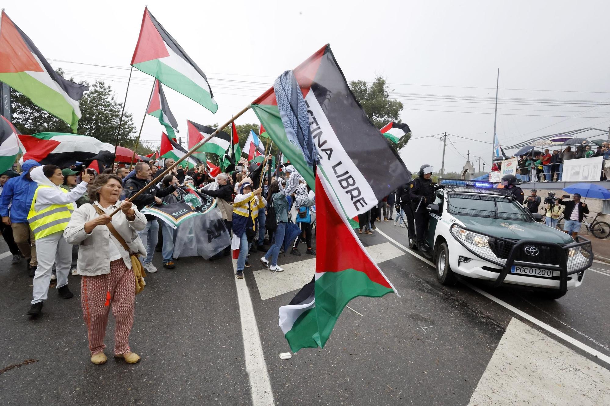 Concentraciones contra el equipo de Israel por el genocidio en Palestina durante el paso de La Vuelta por la provincia de Pontevedra