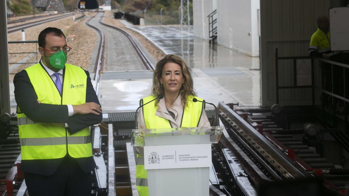 Adrián Barbón y la ministra Raquel Sánchez, durante el primer viaje ferroviario en el túnel de Pajares. | Miki López