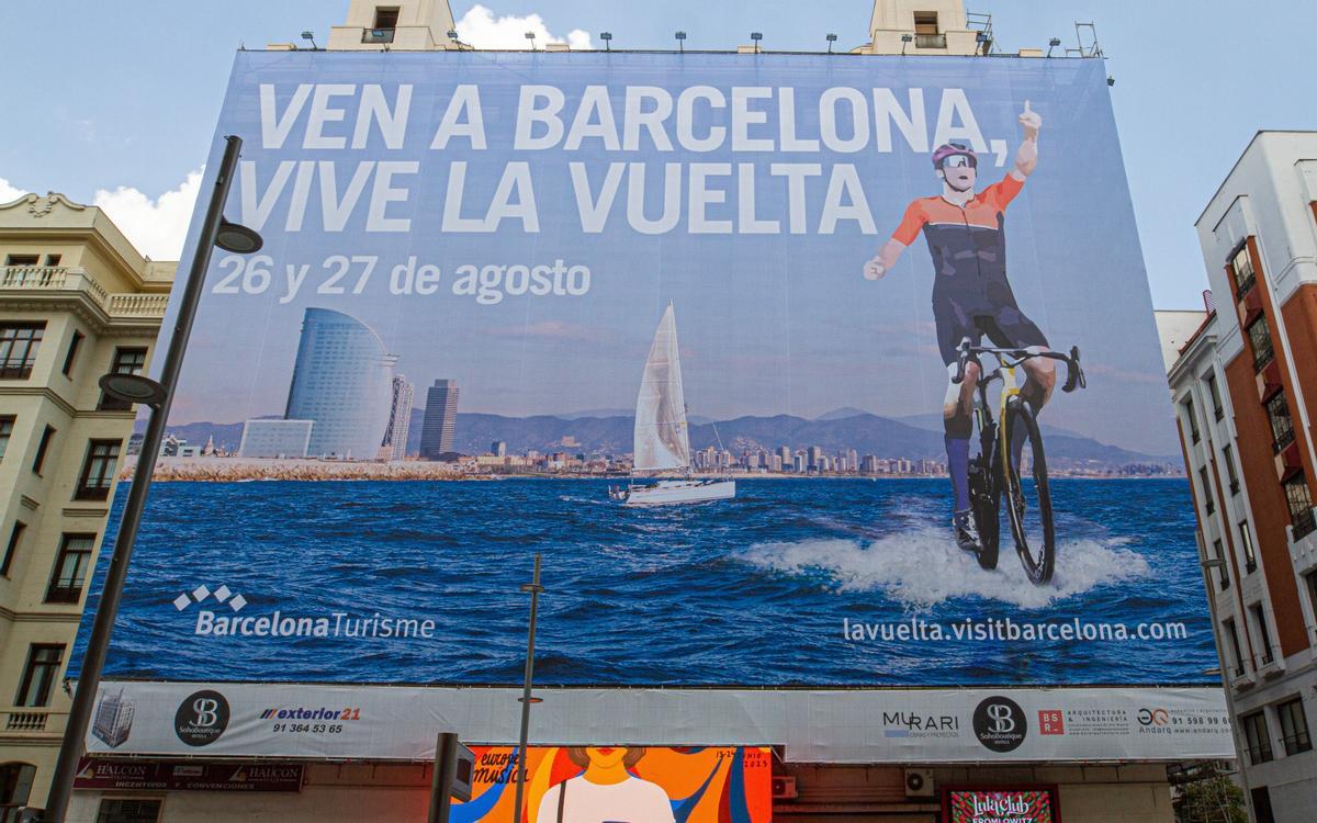 Barcelona promociona la Vuelta ciclista amb una gran lona a la Gran Vía de Madrid