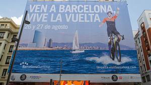 Barcelona promociona la Vuelta ciclista amb una gran lona a la Gran Vía de Madrid